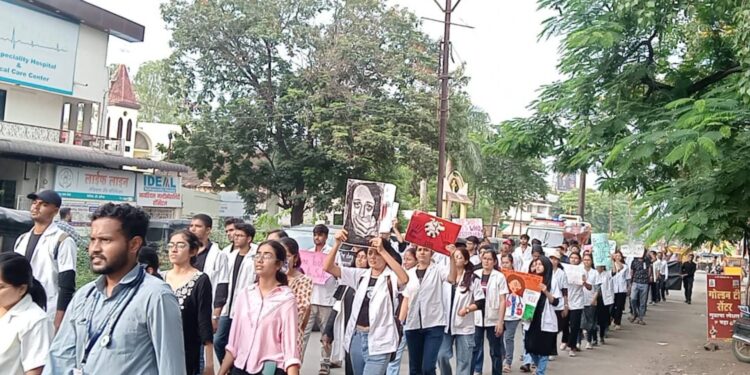कोलकाता येथील घटनेच्या निषेधार्थ डॉक्टरांचा मोर्चा