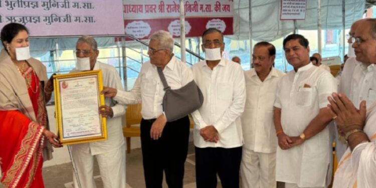 मासक्षमण तपस्यार्थी प्रेरणा चोरडिया, लीलाबाई बोरा यांचा वर्धमान स्थानकवासी जैन श्रावक संघातर्फे हृद्य सत्कार