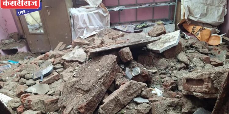 दिव्यांग निवृत्त मील कामगाराचे पावसाने घर कोसळले