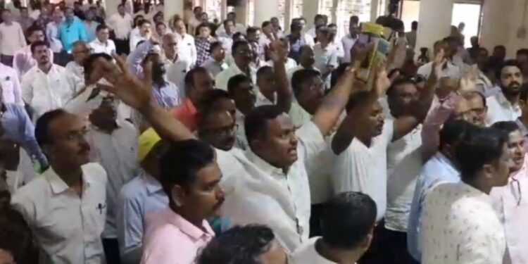 ग. स. सोसायटीच्या सभेत शिवीगाळ, गोंधळ, खडाजंगी..!