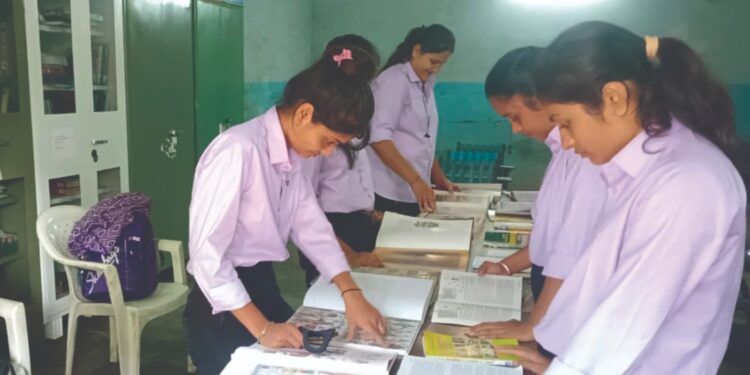 डॉ. वर्षा पाटील वुमन्स कॉलेज ऑफ होम सायन्स महाविद्यालयात ग्रंथ प्रर्दशनी