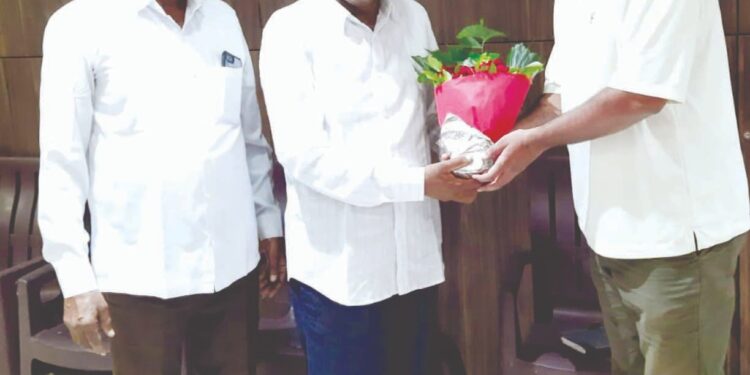 पीएच.डी प्राप्त डॉ. सागर खडके यांचा डॉ. उल्हास पाटील यांच्या हस्ते सत्कार