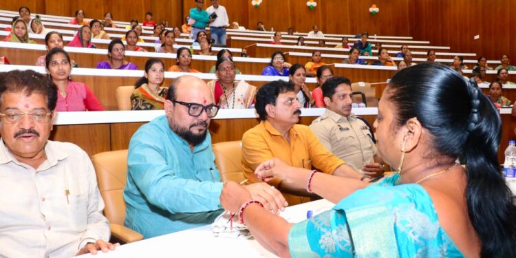 जिल्ह्यातील ४ लाख २५ हजार बहिणींच्या खात्यावर पैसे जमा