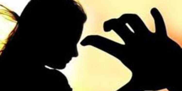 धक्कादायक : विवाहितेवर केळीच्या शेतात बलात्कार करून तिचे विवस्त्र फोटो केले व्हायरल..!