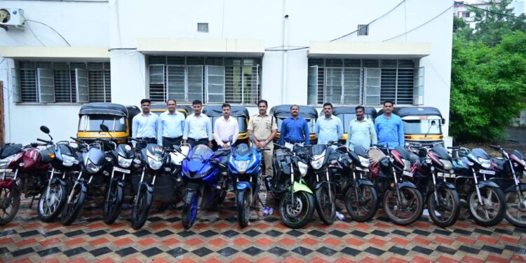 एलसीबीकडून टोळी जेरबंद, १४ दुचाकींसह सहा रिक्षा हस्तगत