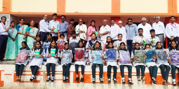 बारी समाज माध्यमिक व उच्च माध्यमिक विद्यालयात गुणवंत विद्यार्थ्यांचा सत्कार