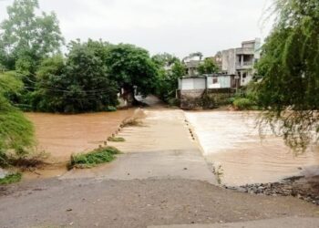 धक्कादायक : जिल्ह्यात पुराच्या पाण्यात दोघे तरुण वाहून गेले, एकाचा शोध सुरूच !