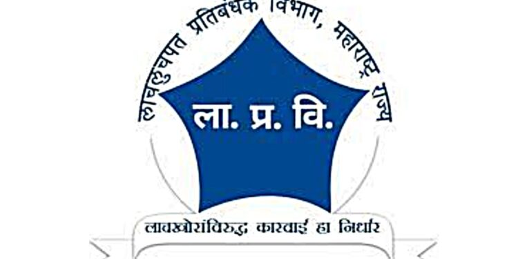 विकासकामांची वर्क ऑर्डर काढण्यासाठी मागितली लाच, ग्रामविस्तार अधिकाऱ्यासह दोघांवर गुन्हे दाखल