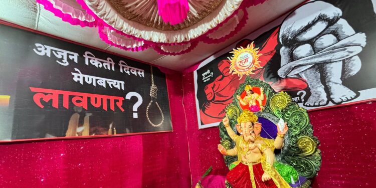 अत्याचाराची विकृत मानसिकता येते कुठून ? देखाव्याने वेधले लक्ष..!
