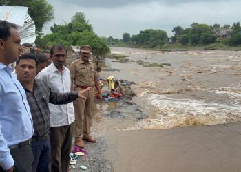 वाघूर नदीला पूर ; जिल्हाधिकारी यांची बाधित गावांना भेट,सतर्कता बाळगण्याचे केले आवाहन