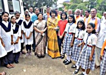 परधाडे गावात मूलभूत सुविधांचा अभाव, शिवसंवाद यात्रेत ग्रामस्थांची तक्रार