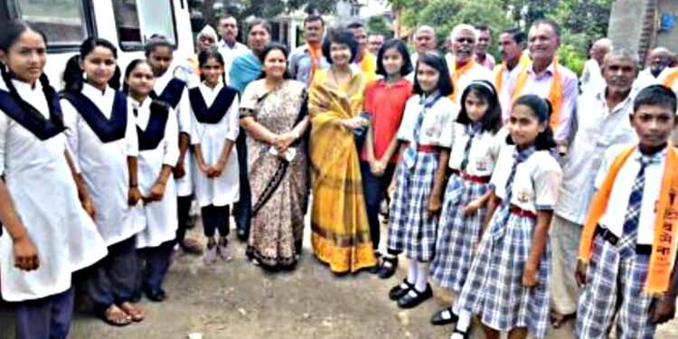 परधाडे गावात मूलभूत सुविधांचा अभाव, शिवसंवाद यात्रेत ग्रामस्थांची तक्रार