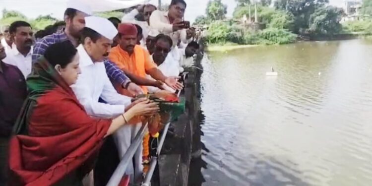 वाघूर जलाशयाचे सपत्नीक मंत्री गिरीश महाजन यांचा हस्ते जलपूजन