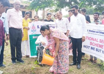 शिरसोलीच्या जिल्हा परिषद शाळेत वृक्षारोपण