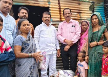 समता नगरातील आगग्रस्त कुटुंबियांना जैन उद्योग समूहाकडून मदत