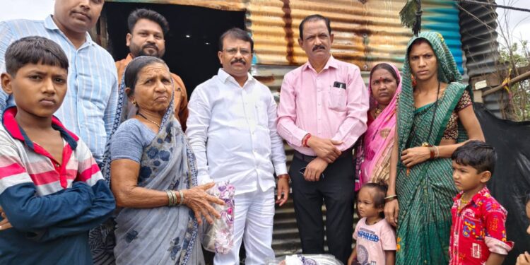 समता नगरातील आगग्रस्त कुटुंबियांना जैन उद्योग समूहाकडून मदत