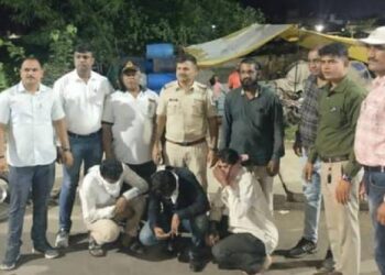 विक्रीसाठी आणलेल्या ३ लाखांच्या बनावट नोटा जप्त, तिघांना अटक