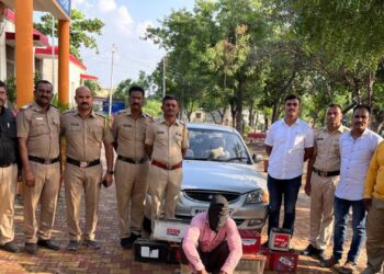 वाहनांच्या बॅटऱ्यांची चोरी करणाऱ्या चोरट्याला अटक