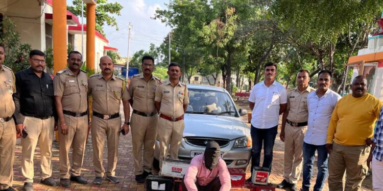 वाहनांच्या बॅटऱ्यांची चोरी करणाऱ्या चोरट्याला अटक