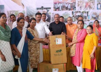 बांधकाम कामगारांना तांदलवाडी येथे संसारउपयोगी सहित्य वाटप