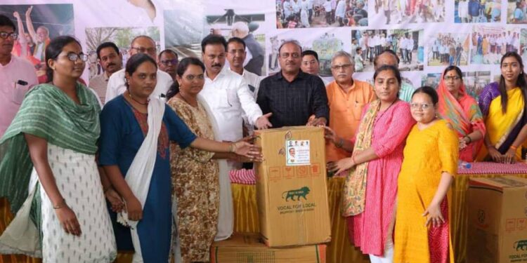 बांधकाम कामगारांना तांदलवाडी येथे संसारउपयोगी सहित्य वाटप