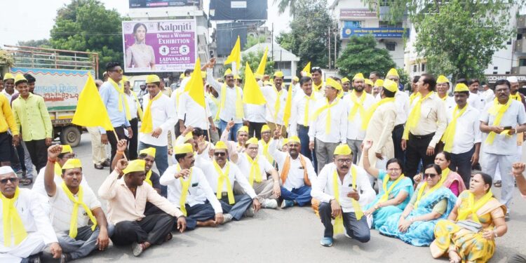 संवैधानिक हक्कासाठी सकल धनगर समाजातर्फे रास्ता रोको आंदोलन