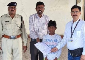 रेल्वे कर्मचाऱ्यांच्या सतर्कतेमुळे मुलगा नातेवाईकांच्या ताब्यात