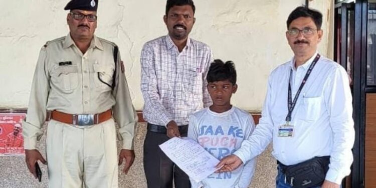 रेल्वे कर्मचाऱ्यांच्या सतर्कतेमुळे मुलगा नातेवाईकांच्या ताब्यात