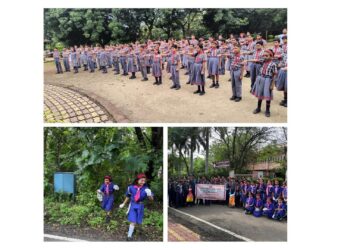 स्वच्छता पंधरवडानिमित्त विद्यार्थ्यांनी केला परिसर साफ