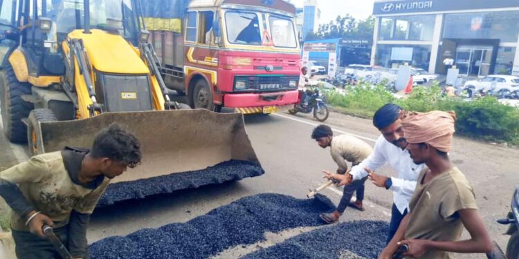 राष्ट्रीय महामार्गावर गतिरोधक टाकण्याचे काम वेगाने सुरू