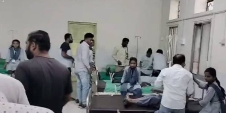 विद्यार्थ्यांना भंडा-याच्या जेवणातून विषबाधा, ५० पेक्षा अधिक जणांवर उपचार सुरू