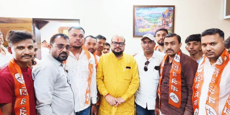 शेकडो तरुणांचा शिवसेनेत प्रवेश, तरसोदचे युवक शिवबंधनात !