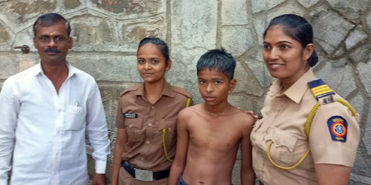 पैसे उचलताना पाण्यात पडून बुडाला…पोलिसाने नदीत उडी घेऊन मुलाला वाचविले..!