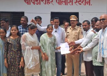 पोलीस ठाण्यावर मूकमोर्चा काढून समाजबांधवांनी केला निषेध !