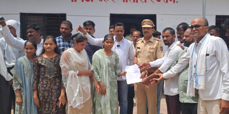 पोलीस ठाण्यावर मूकमोर्चा काढून समाजबांधवांनी केला निषेध !