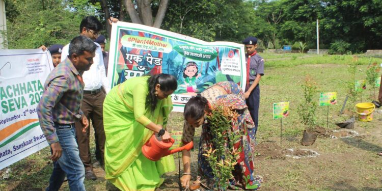 भुसावल रेल्वे मंडलात ‘एक झाड आईच्या नावावर’ वृक्षारोपण मोहिमेचे यशस्वी आयोजन
