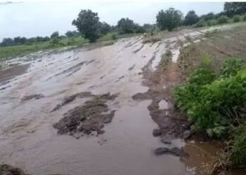 सातगाव डोंगरी येथे शेती गेली वाहून, शेतकऱ्यांचे हाल