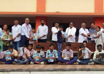 बारी समाज विद्यालयात गरजू विद्यार्थ्यांना शालेय साहित्य वाटप