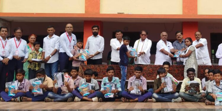 बारी समाज विद्यालयात गरजू विद्यार्थ्यांना शालेय साहित्य वाटप