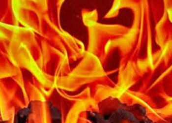 बंद घराला अचानक आग : संसारोपयोगी वस्तू जळून खाक