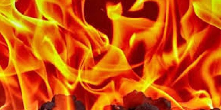 बंद घराला अचानक आग : संसारोपयोगी वस्तू जळून खाक