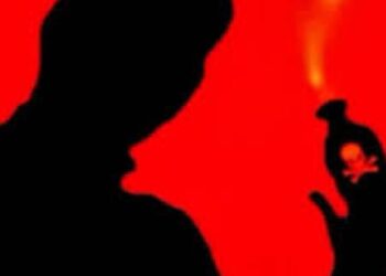 मूकबधिर तरुणाने प्रौढाच्या अंगावर ओतले ज्वलनशील पदार्थ