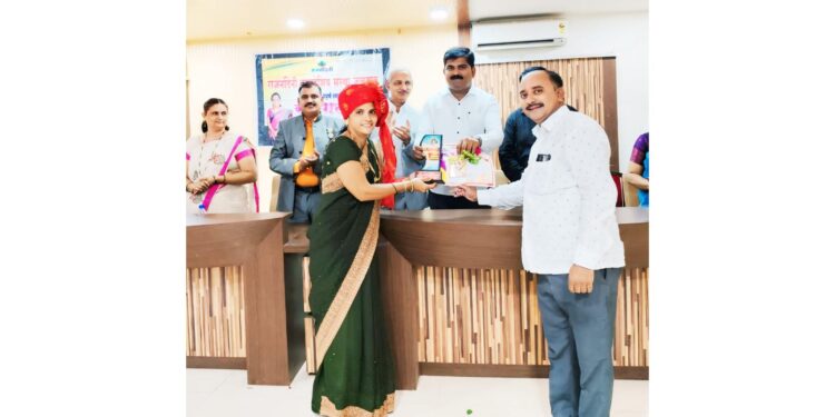 कोकिळा पाटील यांना राज्यस्तरीय नारीरत्न पुरस्कार प्रदान