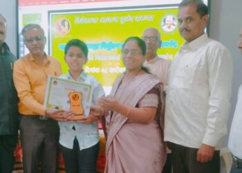 तालुकास्तरीय निबंध स्पर्धेच्या विजेत्यांना बक्षिस वितरण