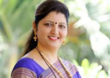 महाराष्ट्र राज्य महिला आयोगाच्या अध्यक्ष रुपाली चाकणकर जळगाव जिल्हा दौऱ्यावर