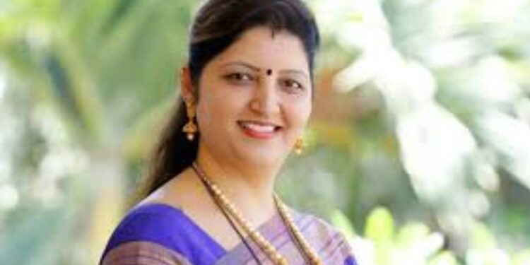 महाराष्ट्र राज्य महिला आयोगाच्या अध्यक्ष रुपाली चाकणकर जळगाव जिल्हा दौऱ्यावर