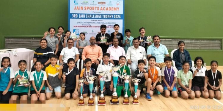 ३री जैन चॅलेंज ट्रॉफी २०२४”, जळगाव जिल्हा आंतरशालेय बॅडमिंटन अजिंक्यपद मधील ११ वर्षाआतील गटातील मुलं व मुलींची स्पर्धा उत्साहात