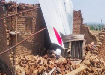 वादळी पावसामुळे घराची भिंत पडून एक महिला जखमी