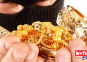 घरमालक मुंबईला, चोरटयांनी ७४ हजारांचे दागिने लांबविले