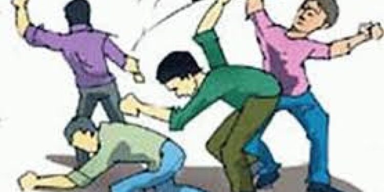 उसनवारीचे पैसे मागितल्यावरून तरूणाला तिघांकडून बेदम मारहाण